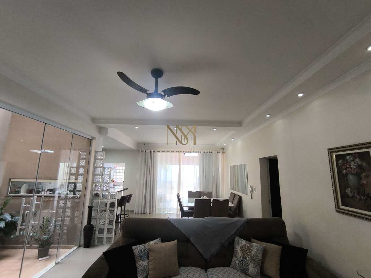 Casa à venda com 3 quartos - ,