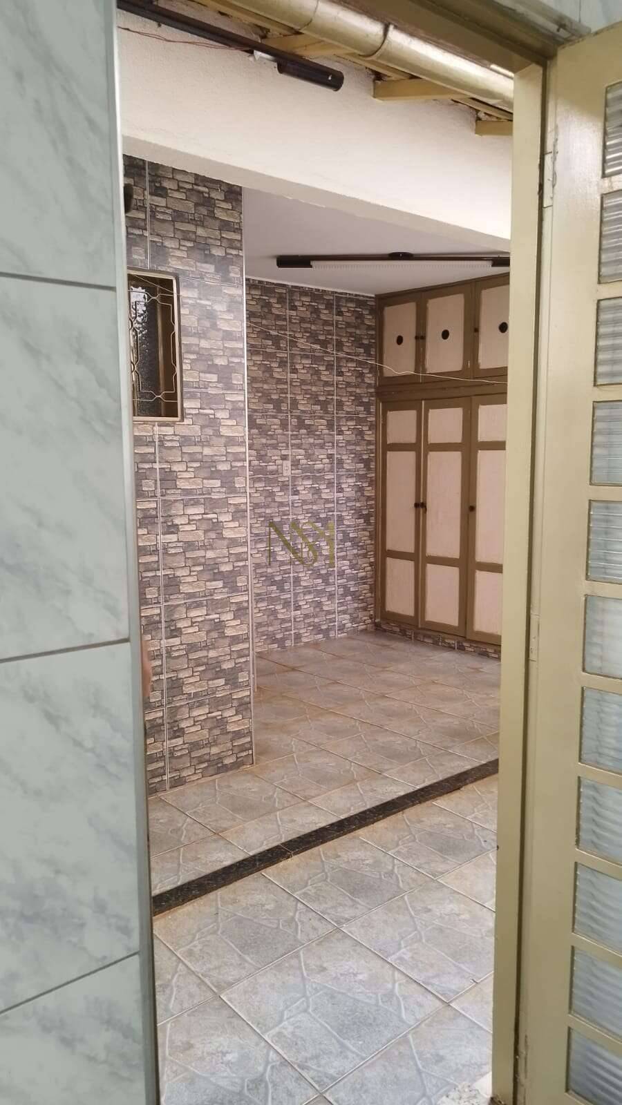 - Casa de 3 Quartos à Venda na Vila Tibério – 210 m²