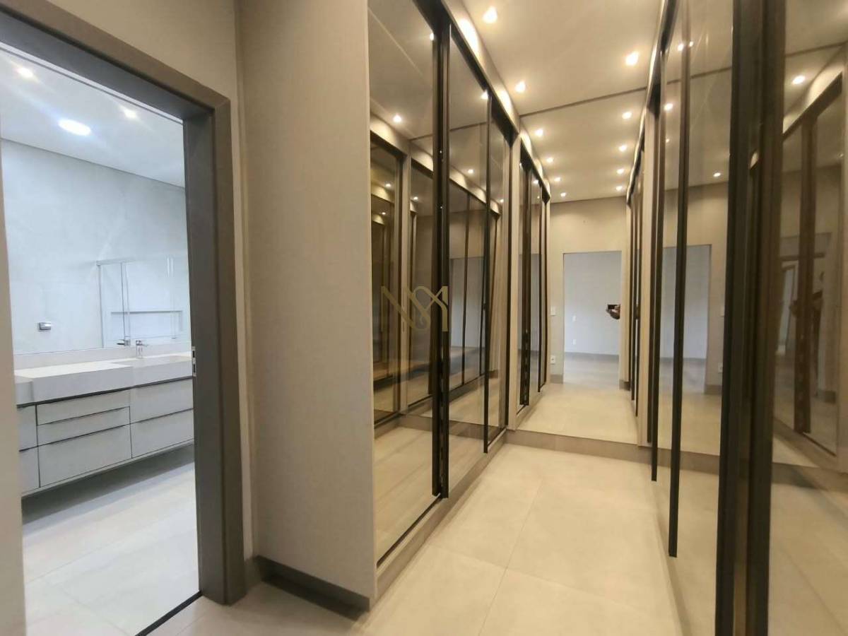  - Casa Diferenciada em Condomínio de Alto Padrão — 4 Suítes
